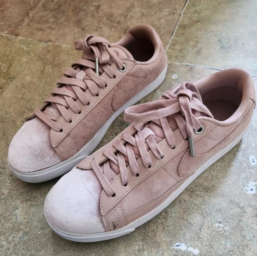 Nike Shoes Sneakers Womens Pink suede Low Top Fit Size: 8